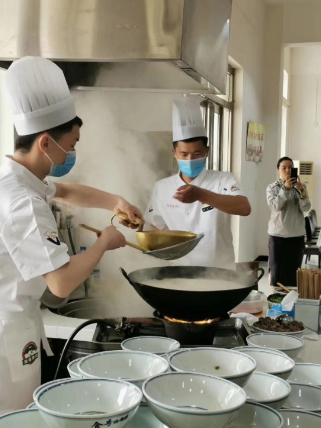 建业足球中外队员在郑州中牟基地，也能吃上一碗地道的羊肉烩面了