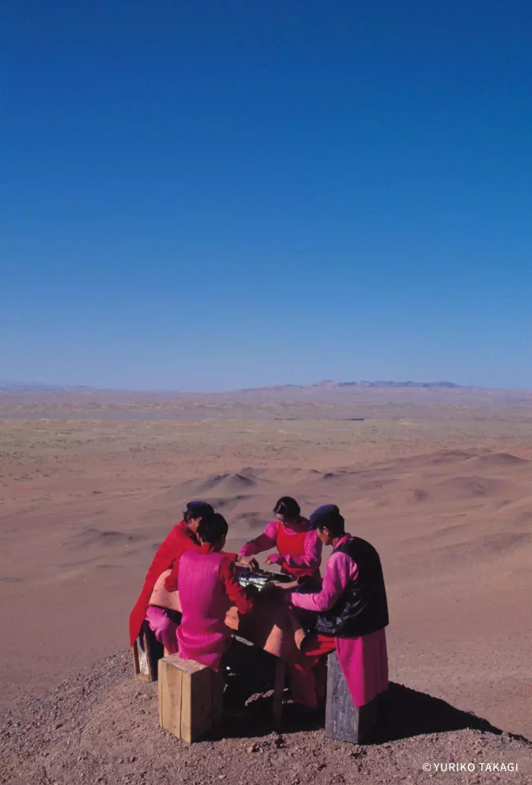 25年前,一个日本人带着天价衣服到中国,给西北人拍了一批硬照