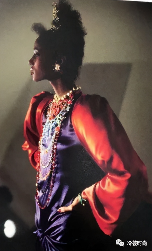 项链的活动扣佩戴方法,项链的佩戴要讲究八大搭配技巧