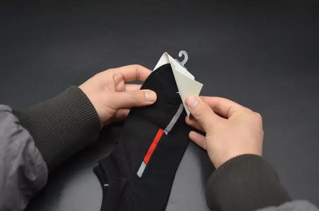 新袜子有铁钩,袜子上的小挂钩能用来做什么