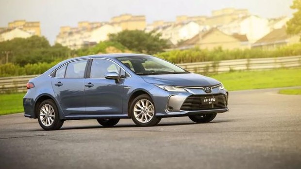 雷凌和卡罗拉哪个性价比高些家用,雷凌和卡罗拉迈腾和帕萨特