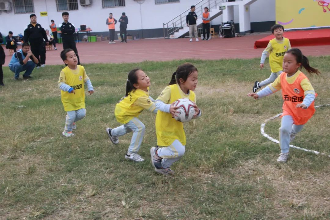 「五彩球运动」“宝贝向前冲”红黄蓝五彩球运动激情开幕