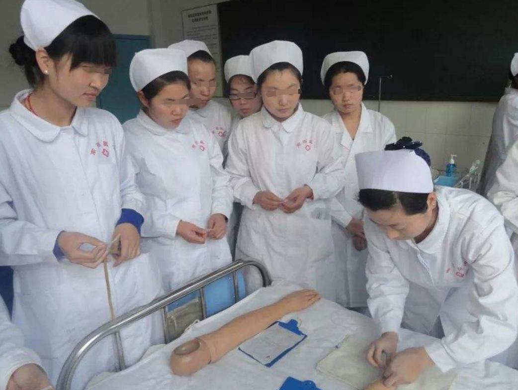 什么是“定向医学生”？免学费毕业包分配，过来人却表示宁愿没报