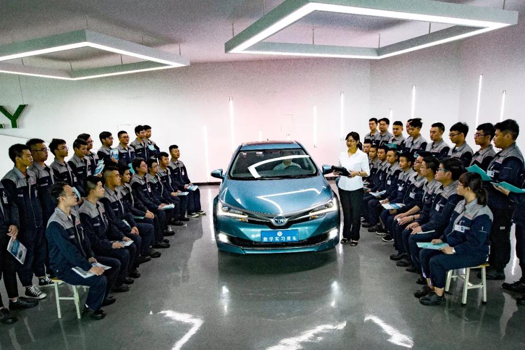 四川汽车职业技术学院汽车实训,成都汽车职业技术学校研学基地