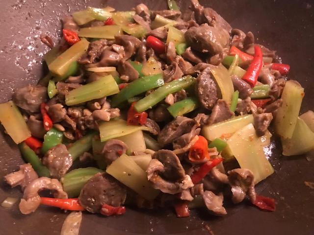 干煸鸡胗香脆可口一点腥味都没有,炒鸡胗不辣做法