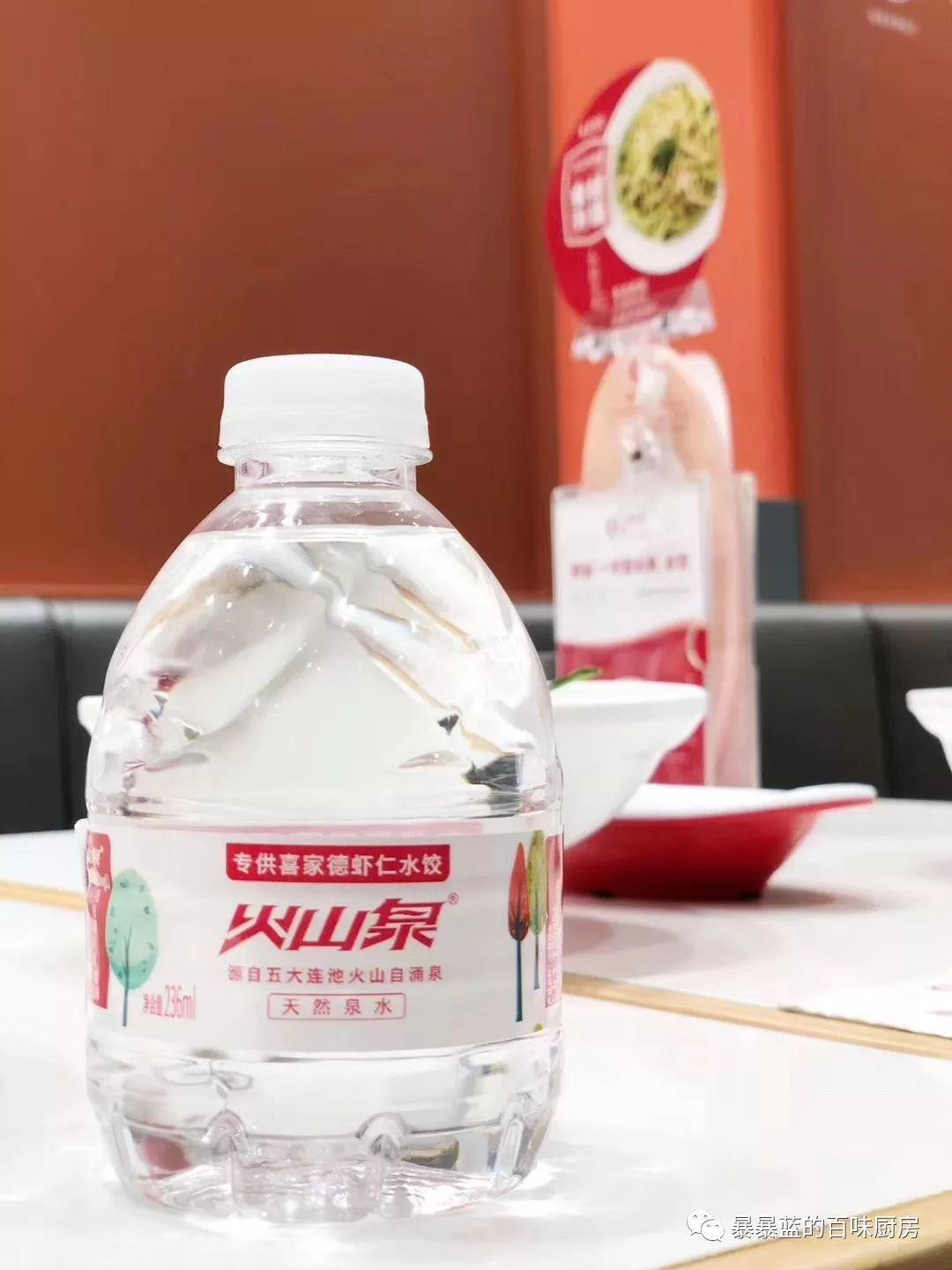 这家水饺店出了一瓶万年稀罕的天然自涌泉,到店免费喝,牛掰啊