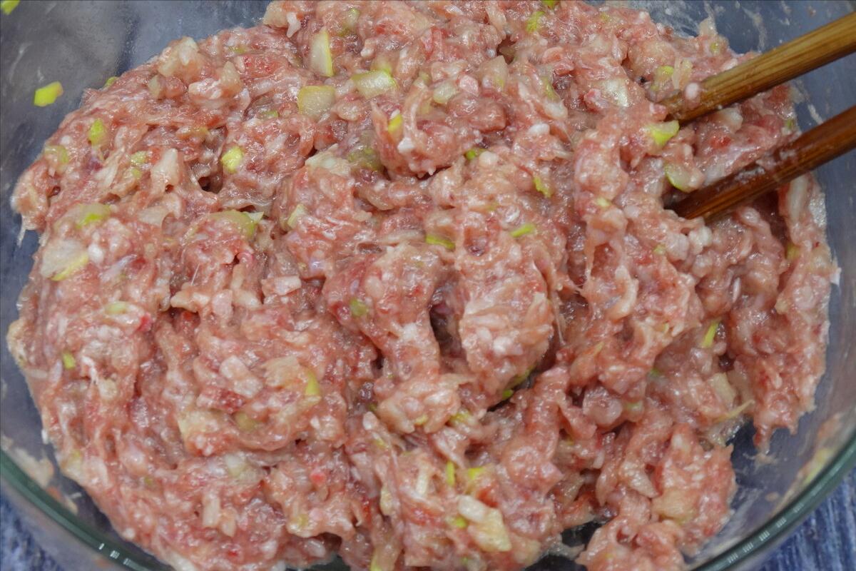 怎么调肉馅油润,自己调的肉馅为啥发酸