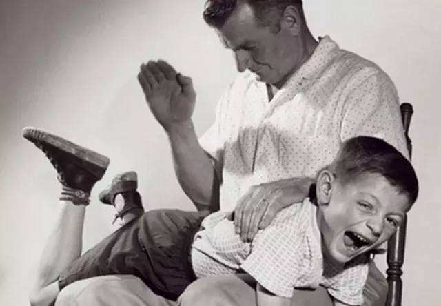 淘气小孩被老师打,淘气娃被爸爸教训