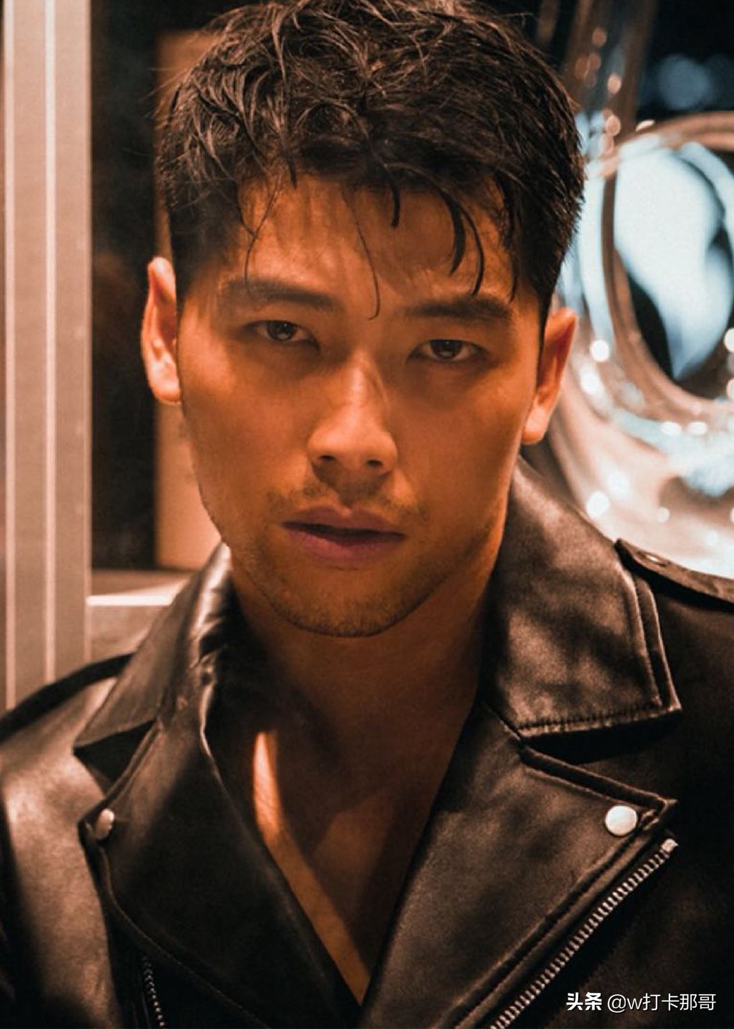 高颧骨、厚嘴唇、肩顶一大团胎记，这位看着坏坏的90后不容小觑