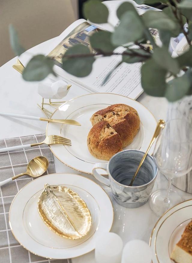 小次卧连着阳台砌墙做榻榻米,老破小阳台变卧室增加一间房