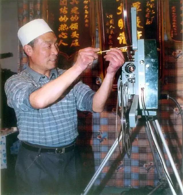 老人46年坚持为山里老人放电影,老人46年来坚持进山为村民放电影