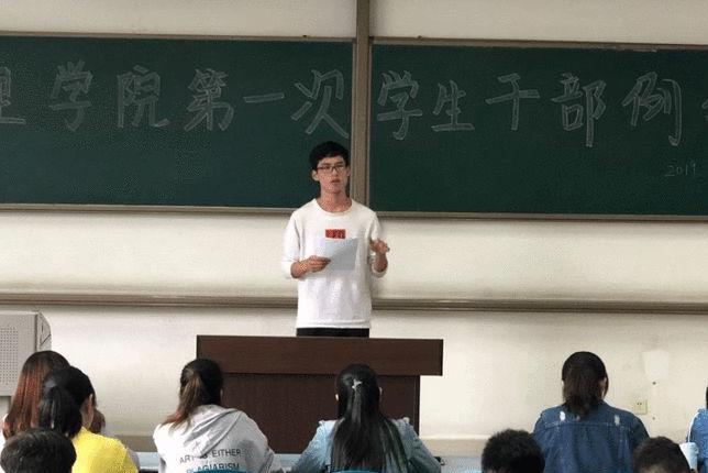 大一新生参加学生会好还是班委好,大一进入学生会好还是班干部好
