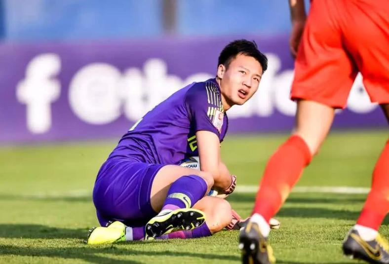 耻辱8连败！一波0-4让中国男足遭64脚吊打：21岁新星成唯一遮羞布