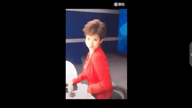 穿短裤，讲段子，劈叉播新闻，他们的“不正经”，你想不到