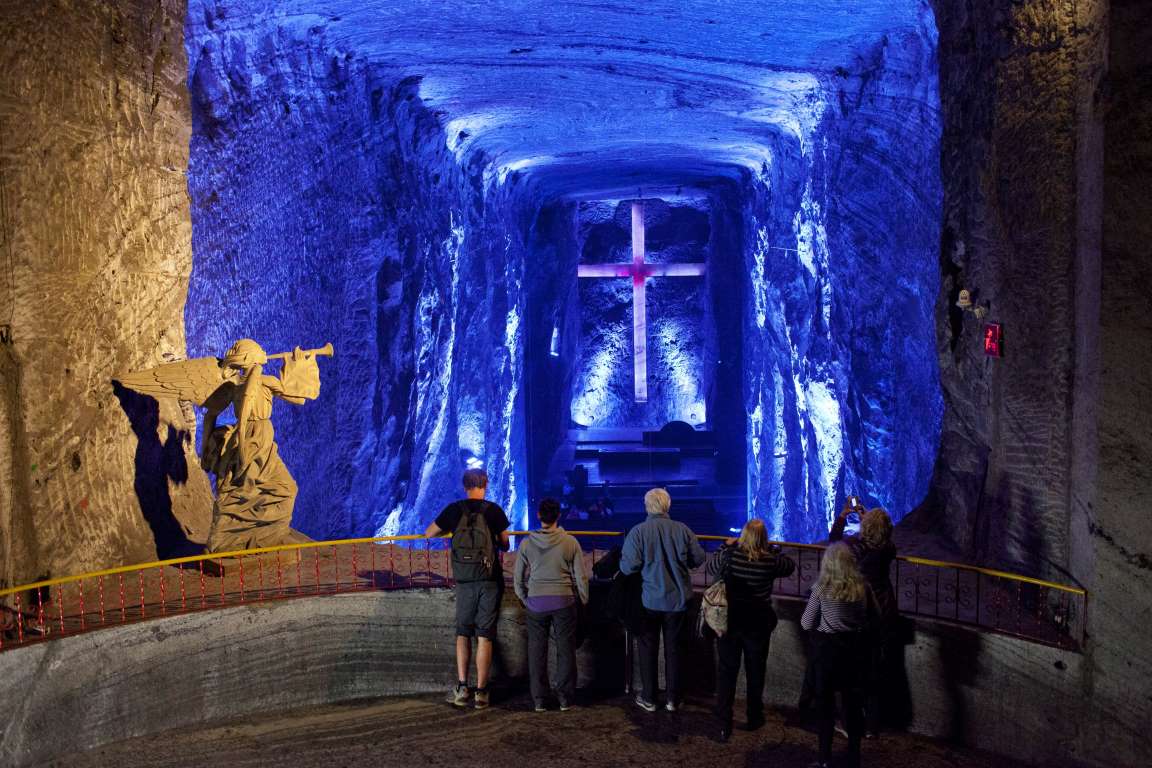 世界最神秘的十大旅游景点 (几大美妙神奇旅游胜地你值得拥有)