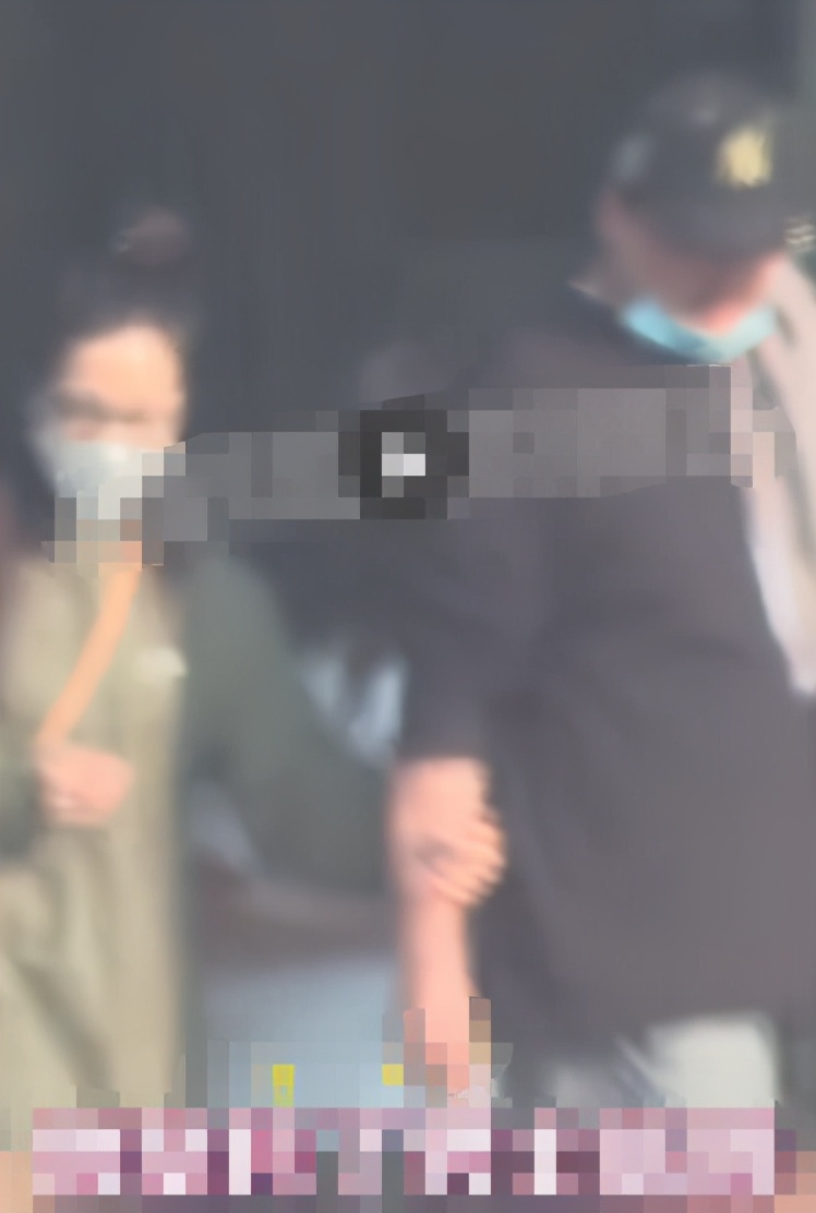 44岁曾黎穿超短衣太性感，罕露美背玉肌，与体型肥大男子亲密喂食