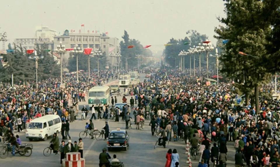 九张反映过年气氛的照片,百张罕见的过年老照片这才是年味