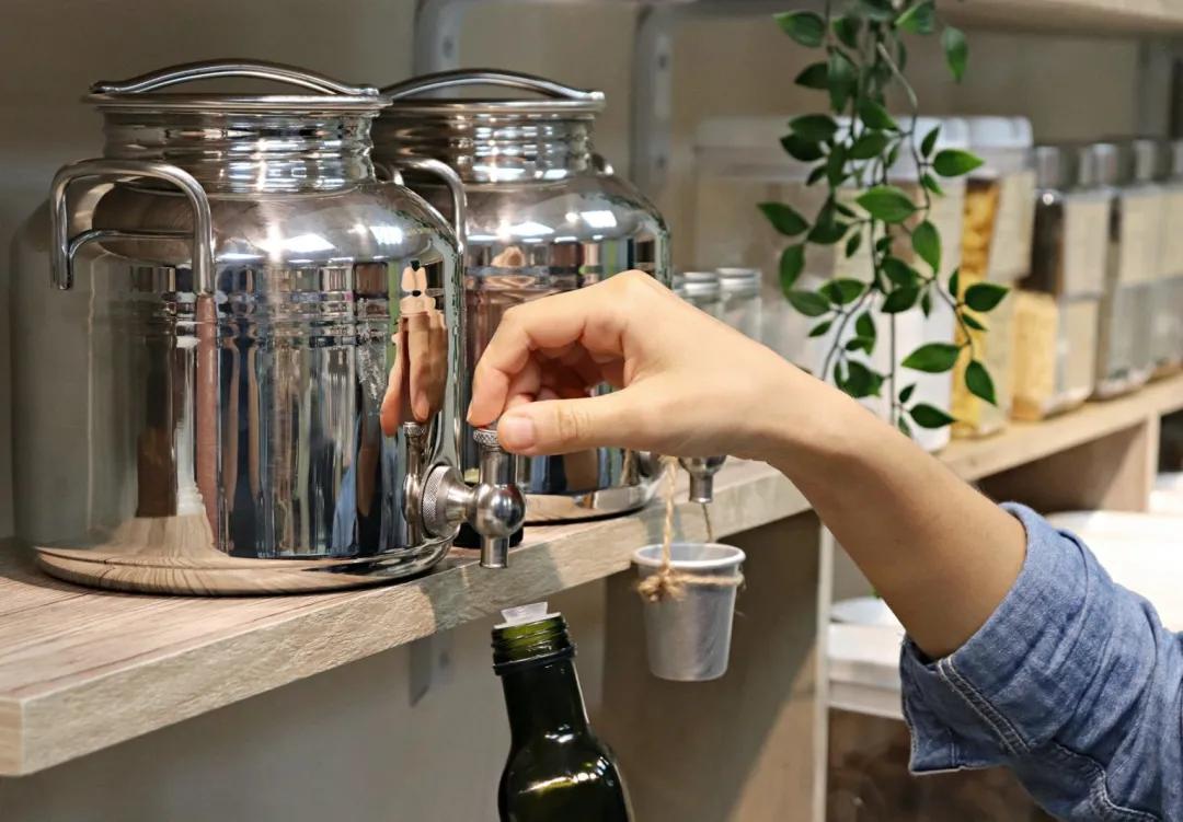 “裸卖”商店:食物都没有包装,想买东西要自己带上容器