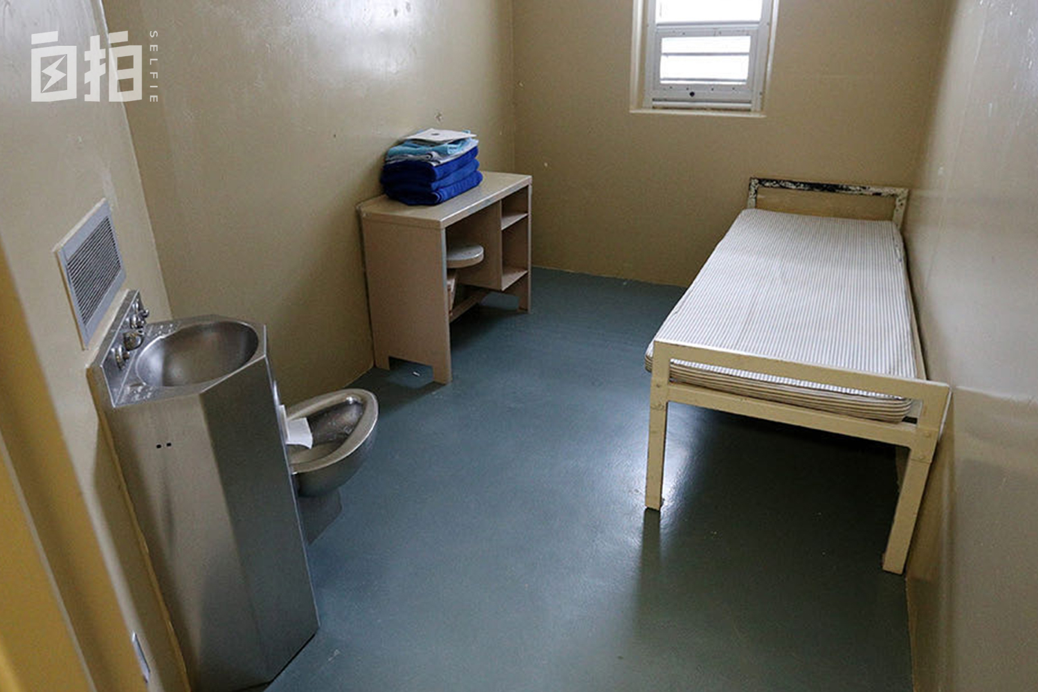 我国内当过片警，现在是加拿大狱警，天天挨犯人骂，一年200多天假期