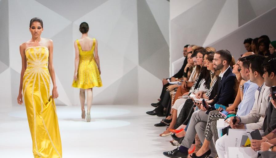 没干净衣服穿，英国20岁名厨女儿将枕头穿上身，挺好看