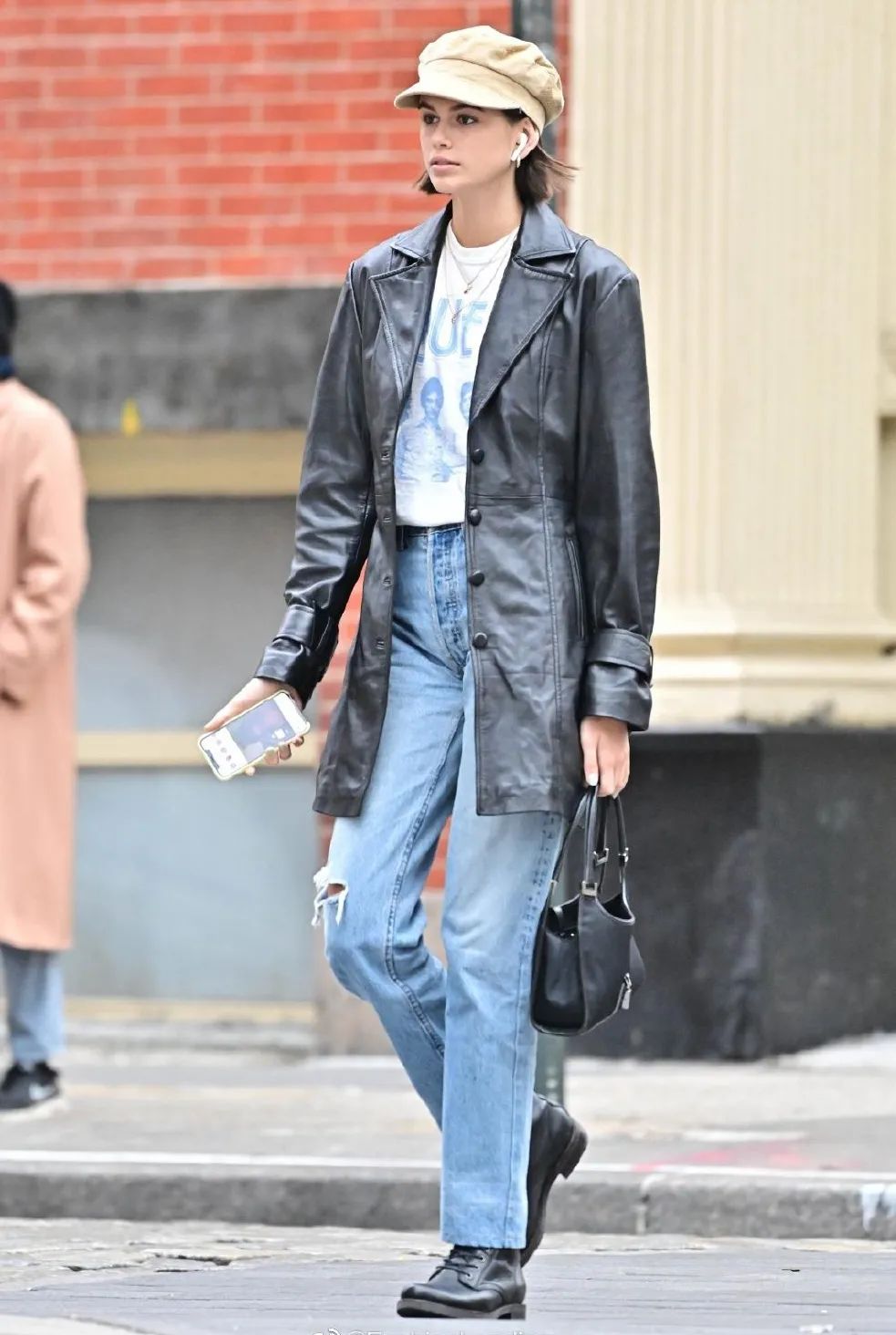 一件皮西装可以有多帅？时髦精们早已给出了答案