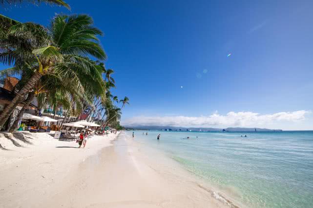 男子与女友隔着警戒线拥抱,男子和女子在沙滩上拥抱