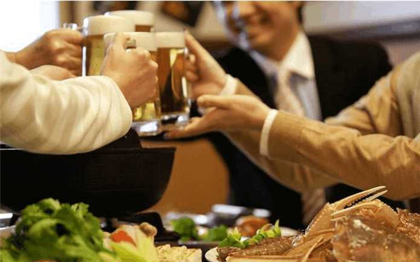 老婆经常给男同事买吃的正常吗,老婆经常给我买东西