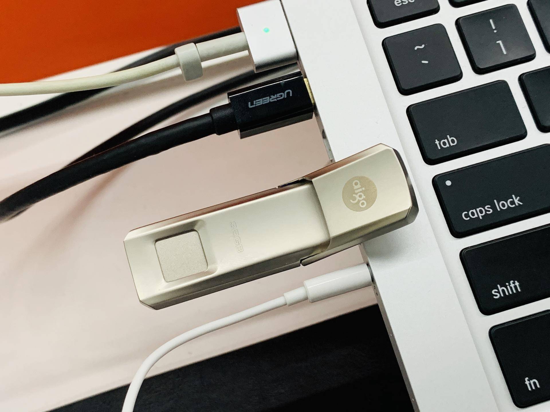 别再让信息裸奔了！aigo指纹加密U盘，守护数据安全