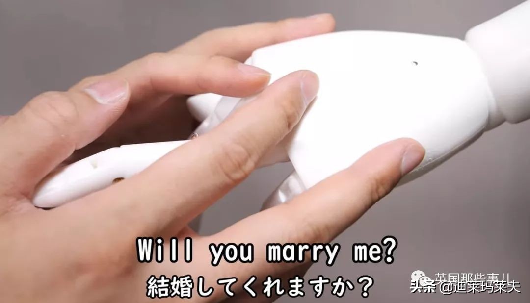 他用攒了一年的指甲，给女友做一个戒指？？这？