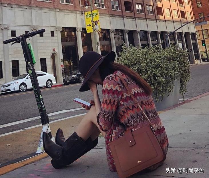 金泫雅一如既往的豪放穿搭,穿雨靴的金泫雅