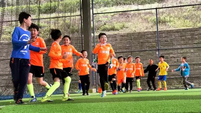 寒假足球青训训练营线上报名,太阳青训训练营的直播间