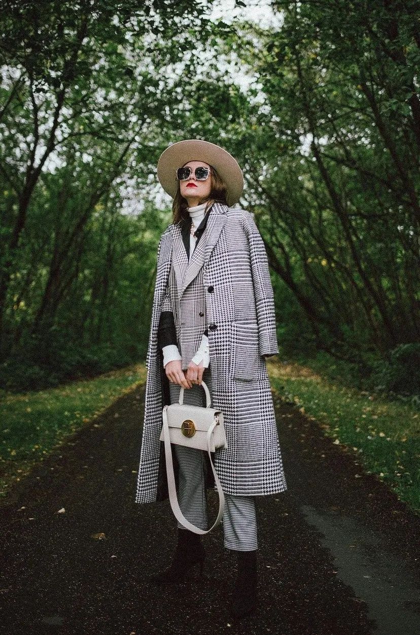 墨绿色格纹大衣怎样搭配好看,短款格纹毛呢大衣的搭配方法