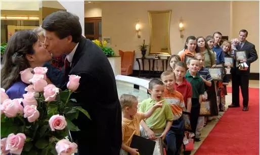 美国生17个孩子的夫妻,美国夫妇生了60多个孩子