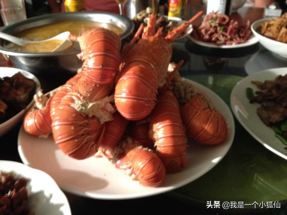 我在安哥拉海边等着驾独木舟打渔的黑人回来，买他们刚捞到的海鲜