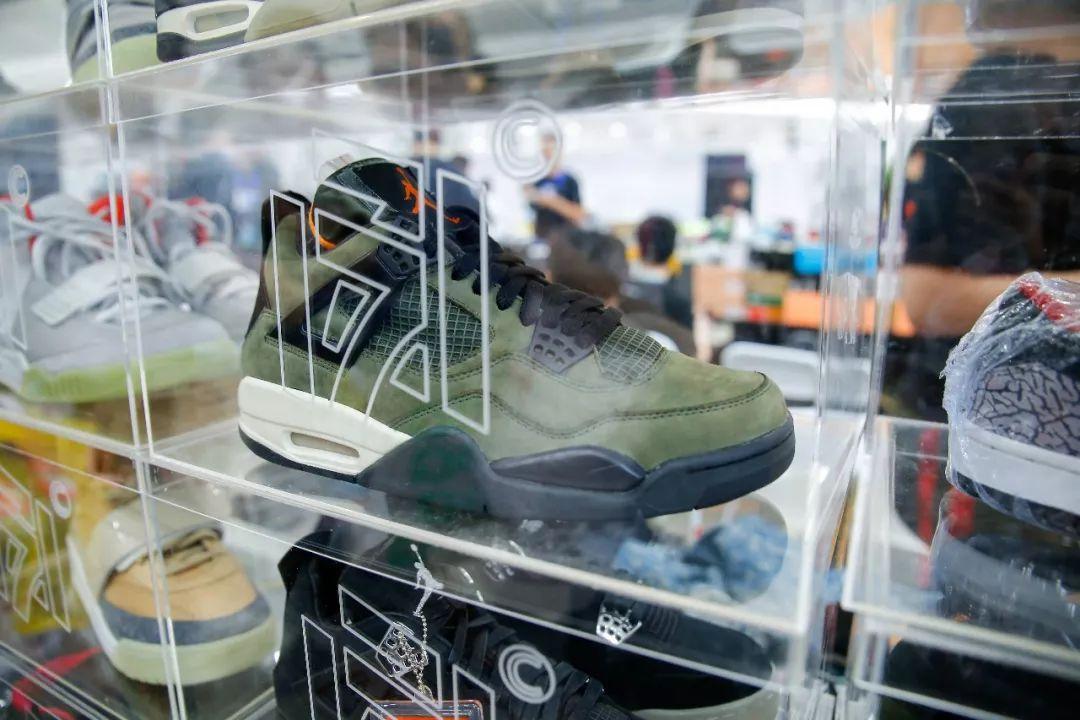 大学生一个月生活费给男朋友买鞋,大学生一个月生活费800可以吗