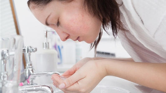 男士痘痘肌应该怎样护肤早晚,男士痘痘肌痘印护肤推荐