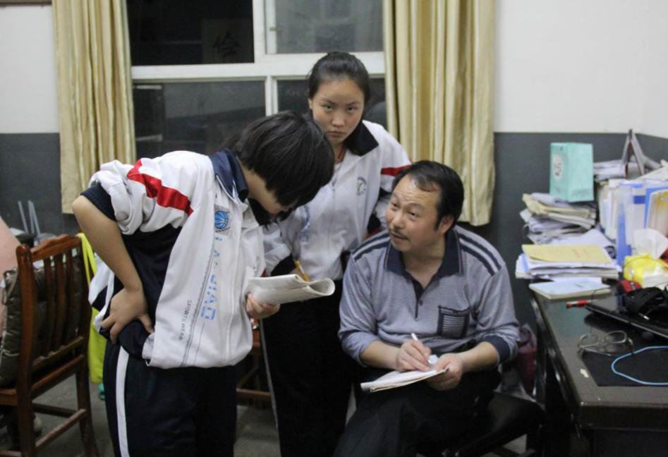 我把孩子卷子撕了怎么给老师说,我撕试卷老师打我犯法吗