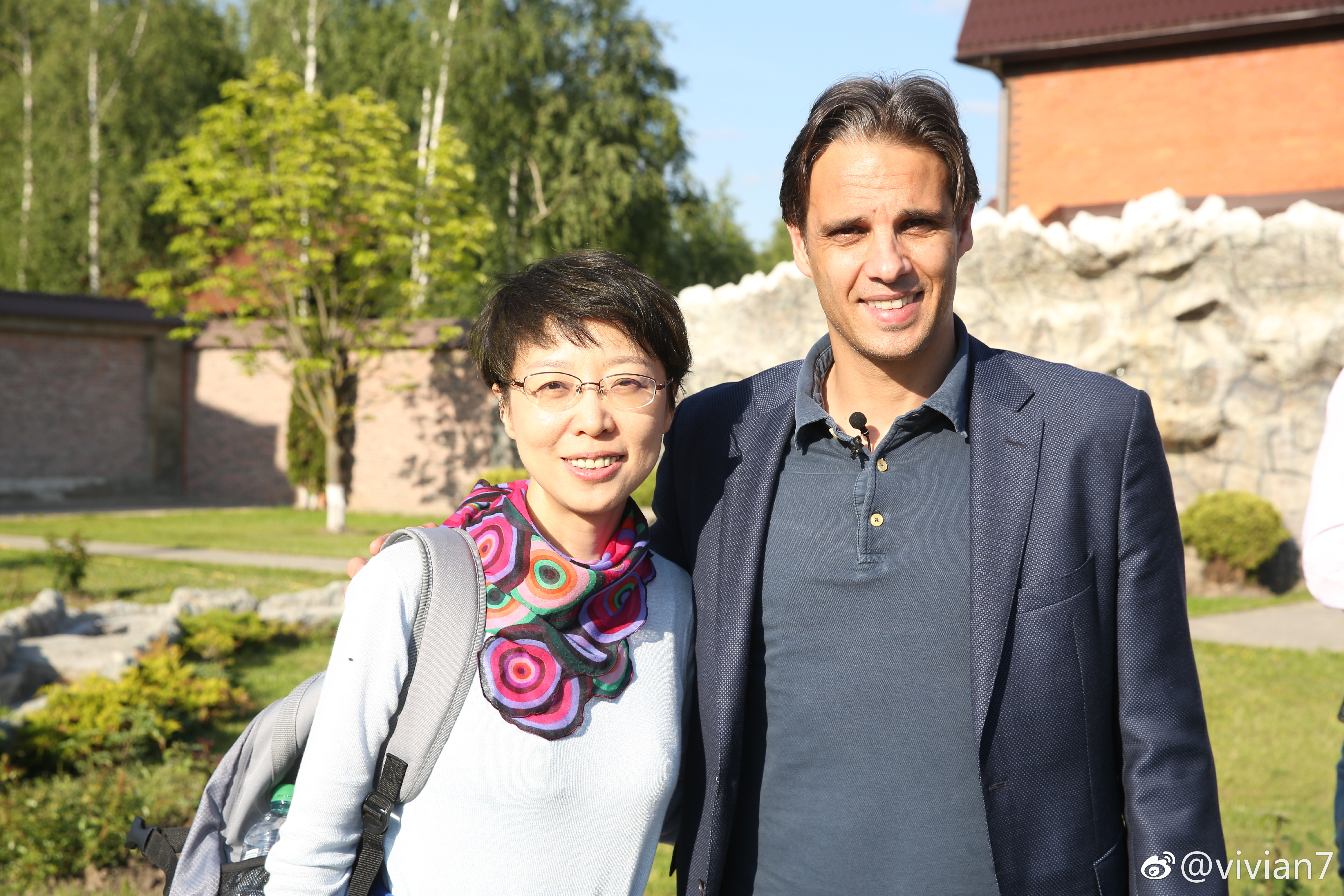 她曾是中国第一足球记者,与米卢关系密切,今再贴米卢合影少人看