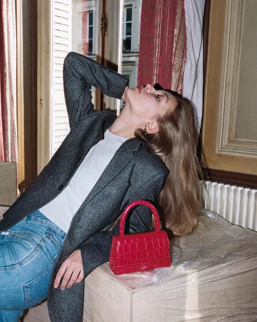 春天适合什么颜色包包,春天背什么颜色的包包