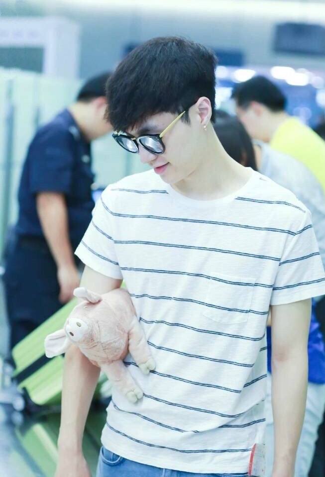 张艺兴羊心,张艺兴小羊玩偶出现了几次