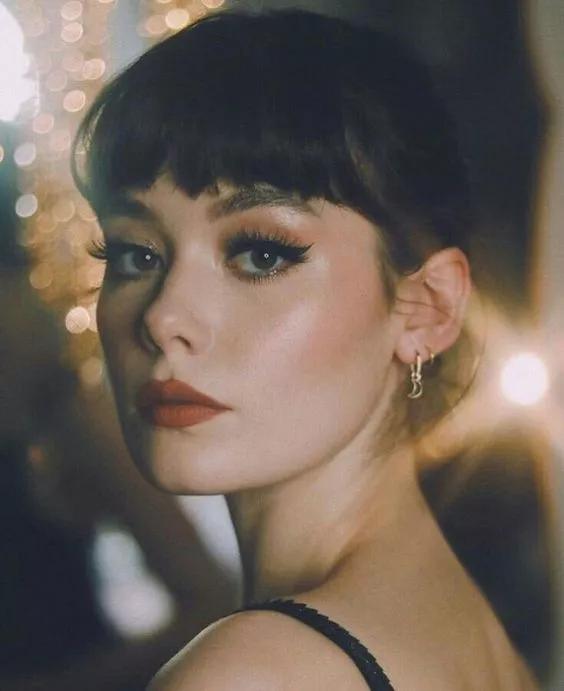 佟丽娅将任春晚主持，却被质疑稳输董卿？但在妆容上她确实赢了..