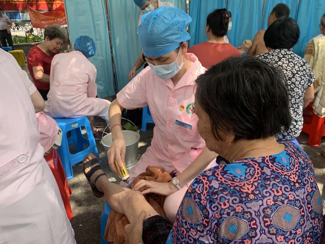 中医义诊进社区服务居民零距离,中医文化进社区健康义诊暖民心