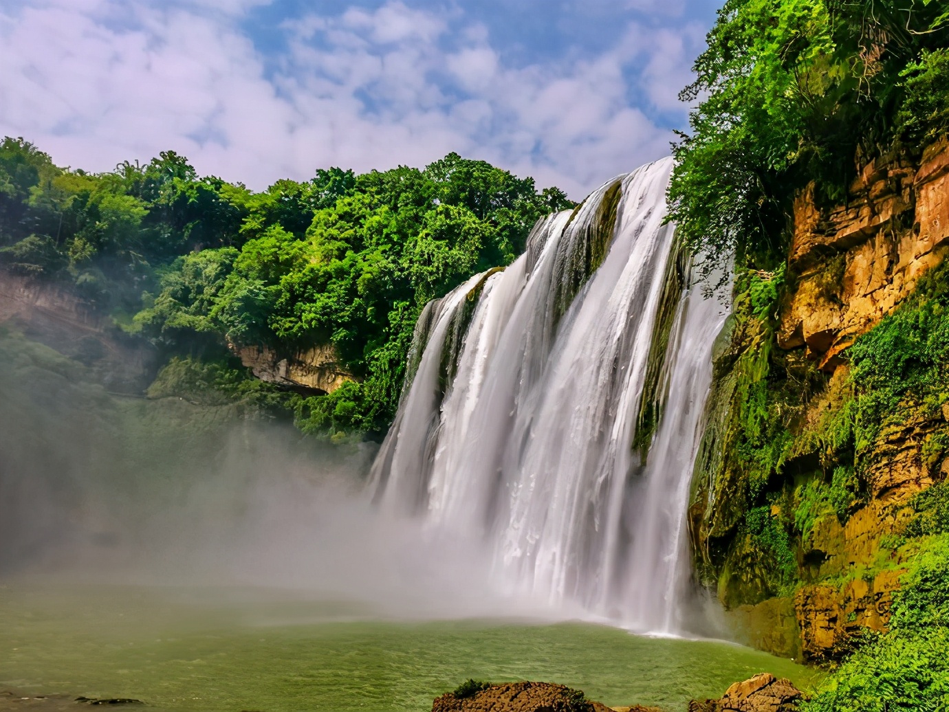 黄果树大瀑布，简直是疑是银河落九天的奇景，壮观而震撼
