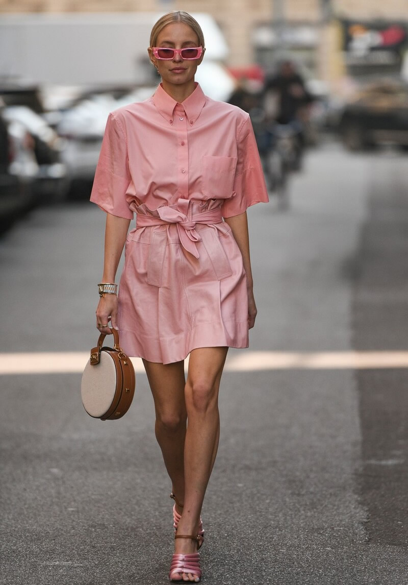 这些颜色搭配让你穿起来高大尚,粉红色服装好看