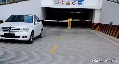 新手倒车入库总是歪的？停车不掌握好这几点，十年老司机都停不正