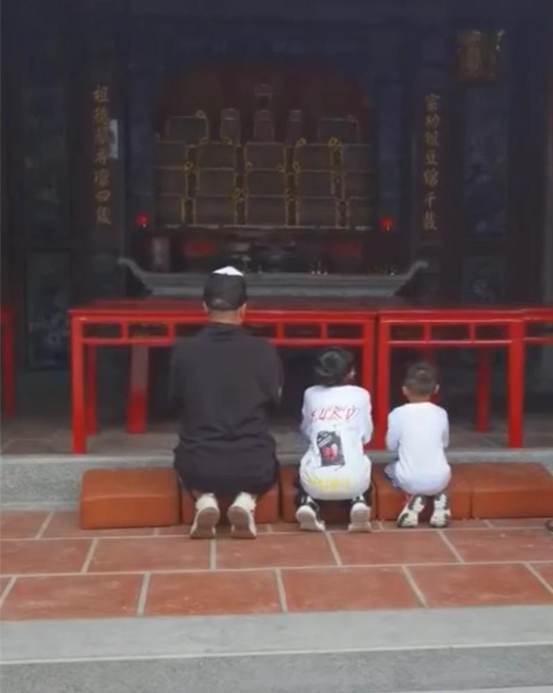 陈小春新店开业，港圈“大佬”齐捧场，60岁程东祭祖归来精神好