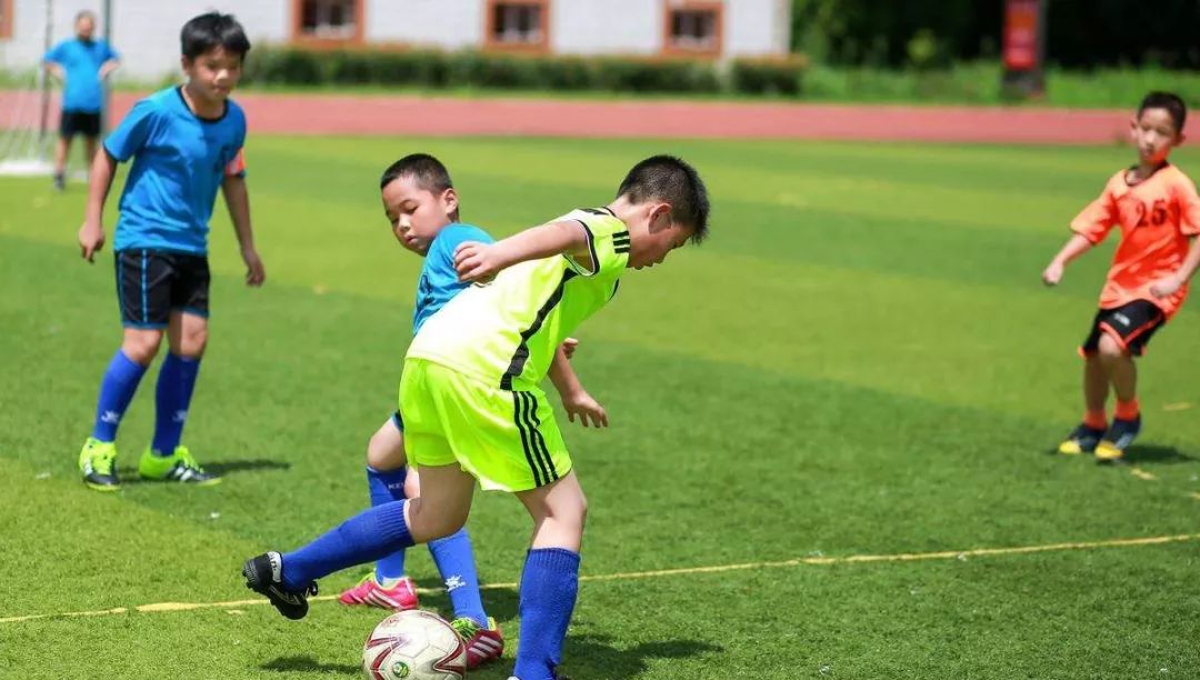 足球场上努力的孩子最光荣,感谢足球教练为孩子辛苦付出的话