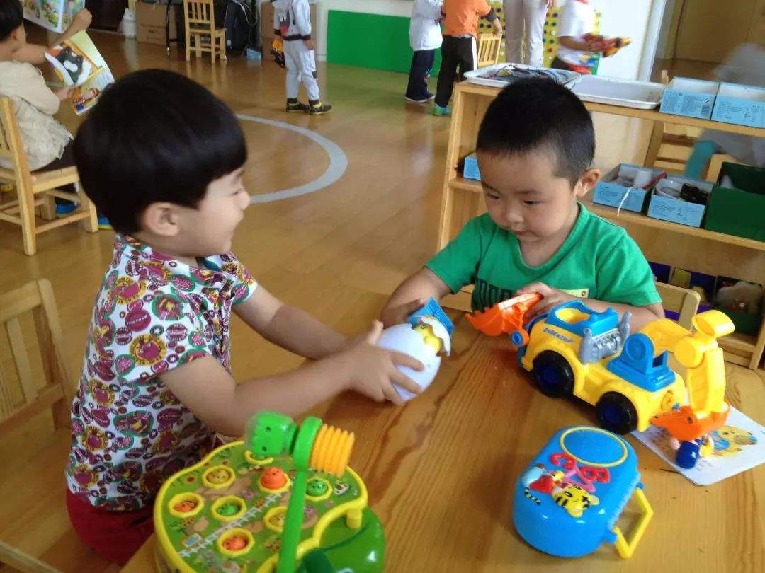 孩子刚上幼儿园哭闹该怎么办,孩子幼儿园上学哭闹怎么引导