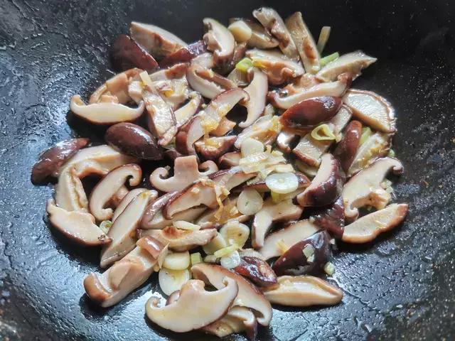 土豆和香菇做法家常菜,香菇土豆炖肉这样做全家人都爱吃