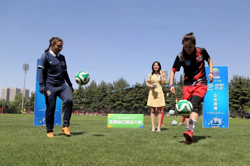 怎样快速练颠球,学生很多怎么练颠球